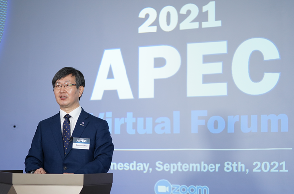 김범수 연세대 바른ICT연구소 소장이 2021 APEC 포럼 개회사를 하고 있다.