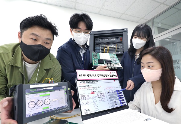 LG유플러스 직원들이 양자내성암호 기술이 적용된 광전송장비를 점검하고 있는 모습.