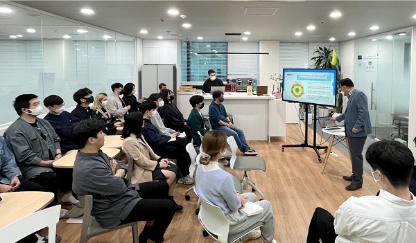 지난 19일 서울 강남구 헥슬란트 본사에서 헥슬란트 임직원을 대상으로 교육이 진행되고 있다. (사진제공-헥슬란트)