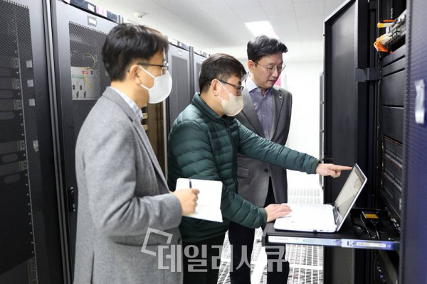 강이구 코오롱베니트 대표이사(오른쪽)가 현지 데이터센터에서 IT시스템 운영 현황을 점검하고 있다.