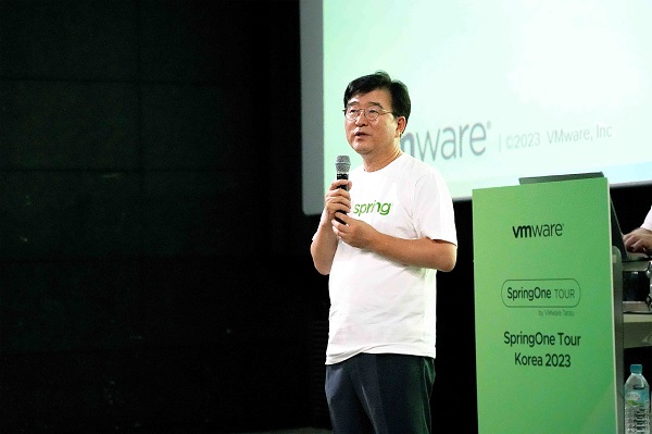 전인호 VMware 한국 지사장(왼쪽)