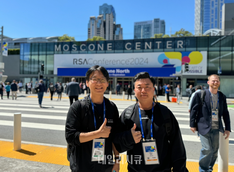 샌프란시스코 모스콘 센터에서 열린 RSAC 2024에서 만난 누리랩 최원혁 대표와 김지훈 이사(사진 왼쪽부터)