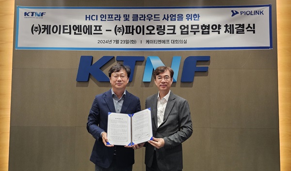KTNF 이중연 대표와 파이오링크 조영철 대표가 업무협약식 후 사진 촬영하고 있다.